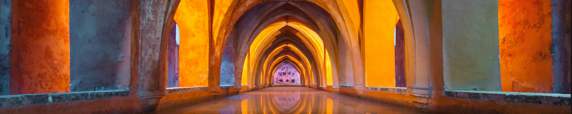 photo d'un bâtiment artistiquement éclairé