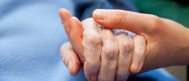 Photo d'une personne soutenant la main d'une personne âgée.