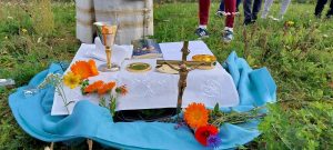 Photo d'un autel en plein air.