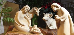 photo d'une crèche en bois blanc