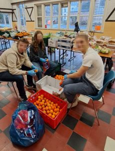 Des jeunes participent à une activité solidaire