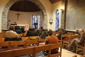 Photo d'un temps de prière lors de la journée mondiale des pauvres