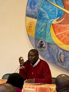 Intervenant lors de la session d'accueil et d'insertion pour les prêtres à Beauraing en novembre 2023