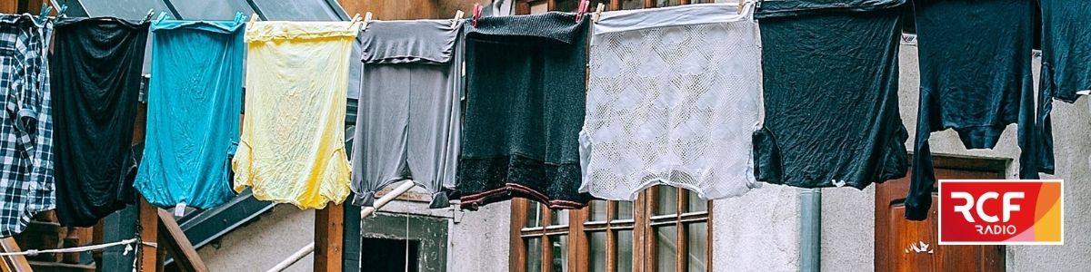 photo d'une ligne de linge qui sèche devant des logements précaires