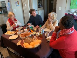 Un déjeuner chez l'habitant entre paroissiens et paroissiennes. Nivelles - décembre 2023