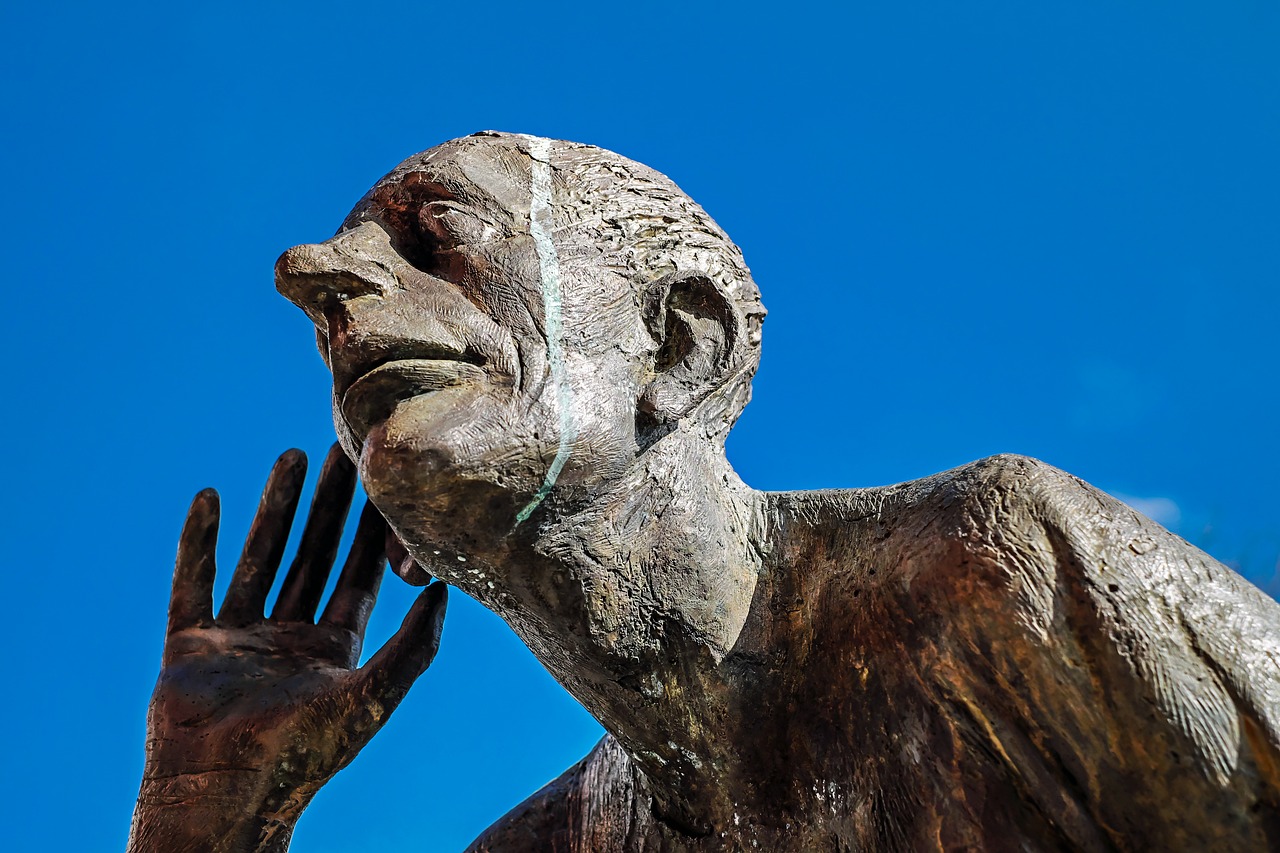 photo d'une statue tendant l'oreille pour écouter.