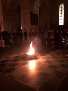photo de la flamme de bethléem au coeur de l'église St Médard à Jodoigne - 10 décembre 2023