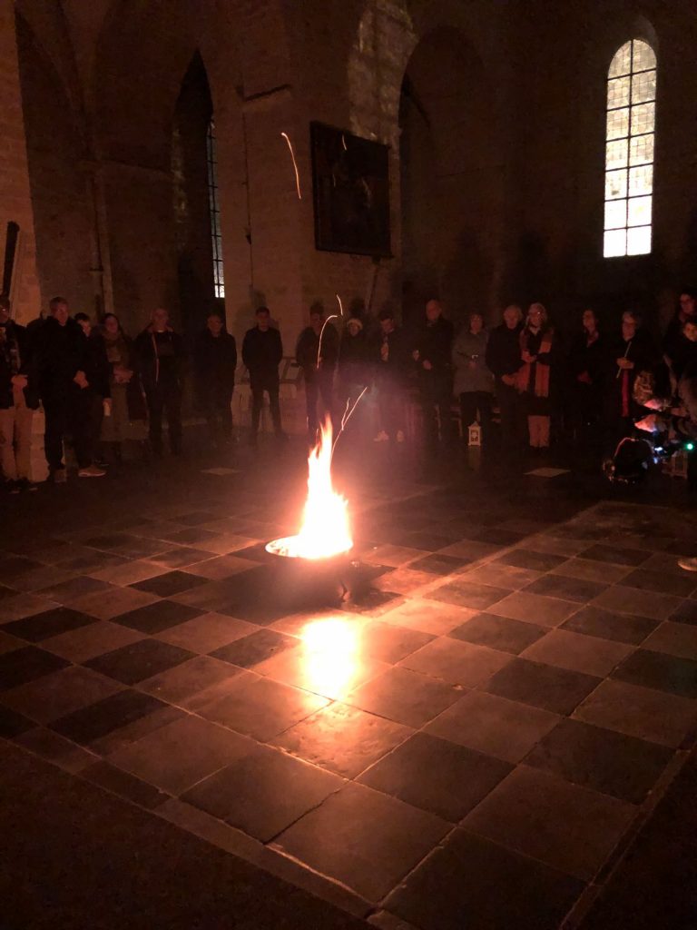 photo de la flamme de bethléem au coeur de l'église St Médard à Jodoigne - 10 décembre 2023