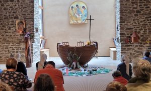 Propositions de carême écologie intégrale Personnes en prière dans la chapelle de Tibériade pendant le camp Laudato si