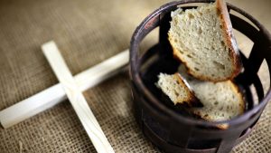 jeûne carême - photo d'une croix et de pain.