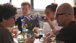 photo de personnes en train de discuter à table