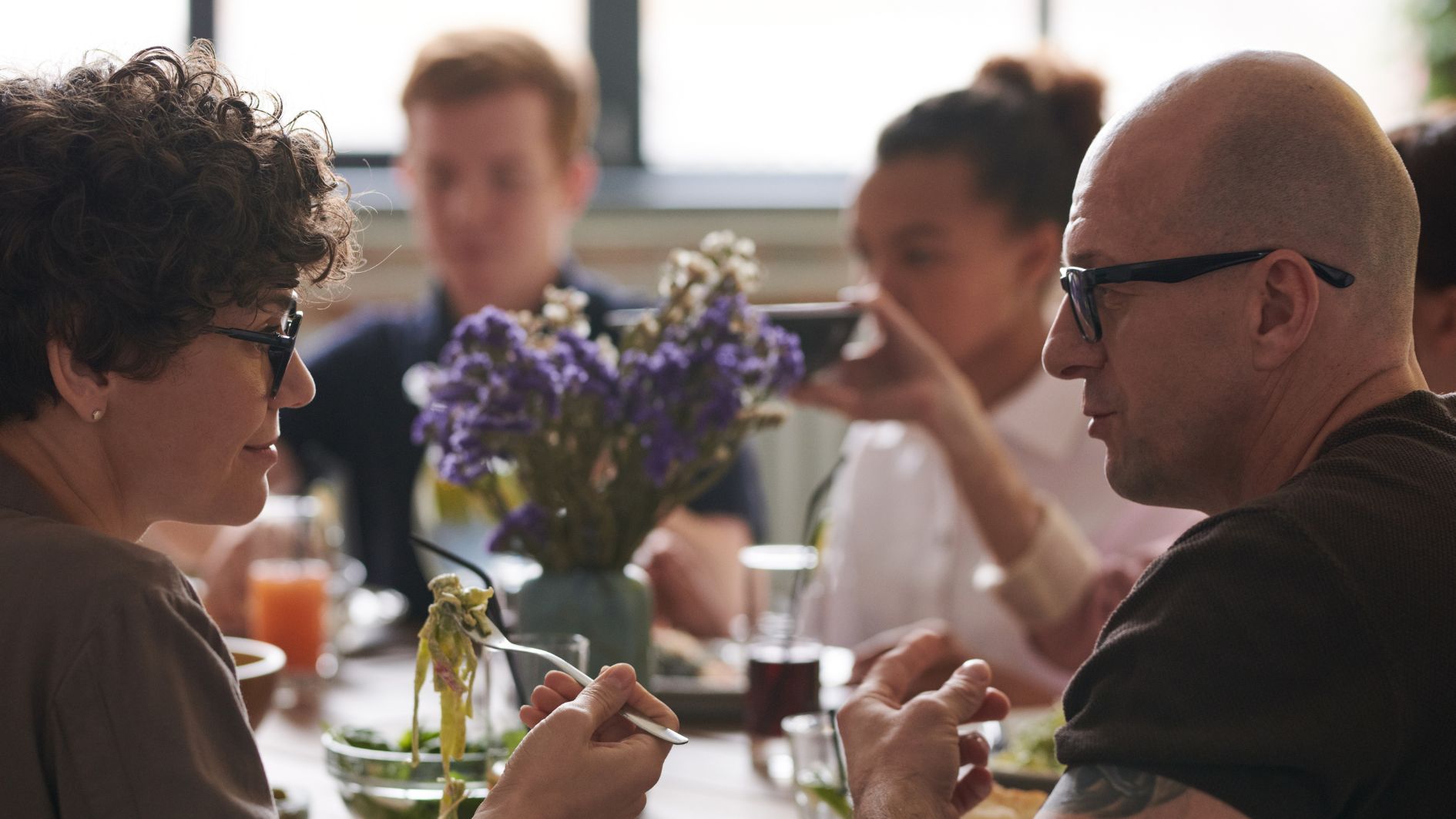 photo de personnes en train de discuter à table