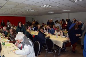 Photo du repas du dimanche autrement de l'UP d'Ottignies le 17 mars 2024. La salle était comble.