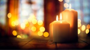 Photo de bougies allumées, créant une ambiance joyeuse et paisible
