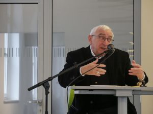 Monseigneur Hudsyn intervenant sur la thématique de l'agneau