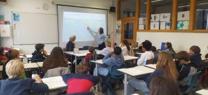 photo d'une témoins dans une classe lors de la semaine des témoins 2024