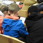 Deux enfants de dos - journée des futurs confirmands 2024