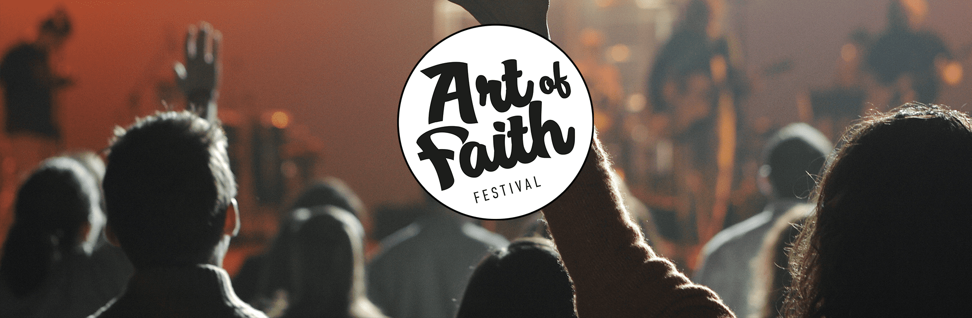 bannière représentant des personnes en train de louer les mains en l'air avec le logo Art of Faith