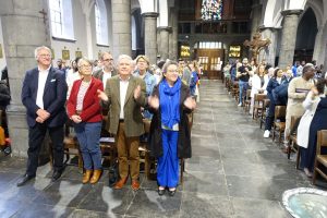 Photo de l'assemblée lors de la messe d'inauguration du choeur rénové à Tubize