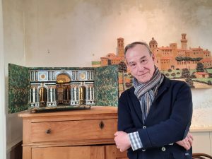 Photo de Stéphane Terlinden devant ses oeuvres