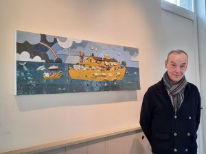 Photo de Stéphane Terlinden devant son oeuvre de l'Arche de Noé