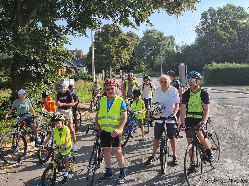 photo d'une cyclo messe à Nivelles pour illustrer le pélécycle. On voit de nombreuses personnes à vélo.