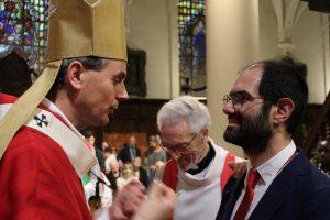Mgr Terlinden confirme un adulte à Notre-Dame de basse-Wavre le 18 mai 2024