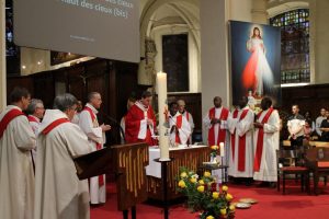 les célébrants autour de l'autel lors de la confirmation des adultes le 18 mai 2024 à Notre-Dame de Basse-Wavre