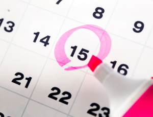 Photo d'un calendrier avec les grandes dates entourées au fluo rose.