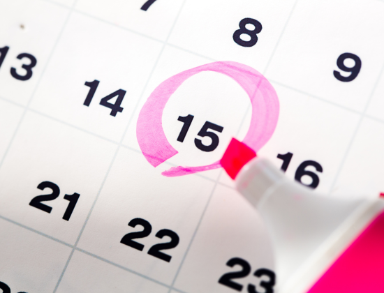 Photo d'un calendrier avec les grandes dates entourées au fluo rose.