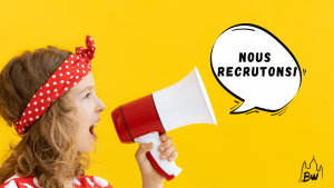 Offre d'emploi. On voit un jeune fille annoncer un job et un recrutement.