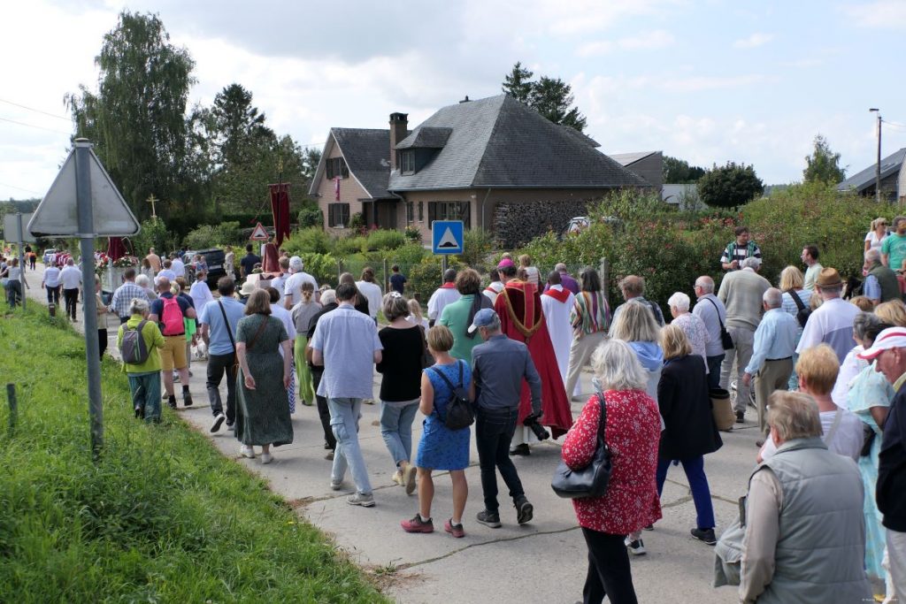 Les fidèles suivent le cortège du Tour Saint Barthélémy à Bousval 2024