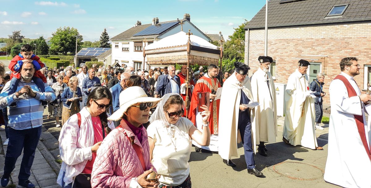 Mgr Coppola portant l'ostensoir lors de la procession du Saint-Sang à l'abbaye de Bois-SEigneur-Isaac