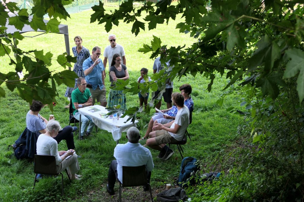 Photo des ateliers lors de l'ouverture du Temps pour la Création 2024 à Tubize. La photo est de Thérèse Warrant.
