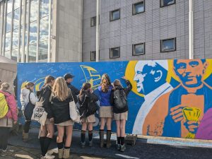 Photos des bannières et fresques réalisées par les jeunes pour la visite du Pape François