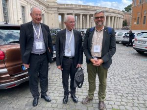 Photo de la délégation belge au Synode - 2024 - Mgr De Kesel, Geert De Cubber et Mgr Koen Vanhoutte