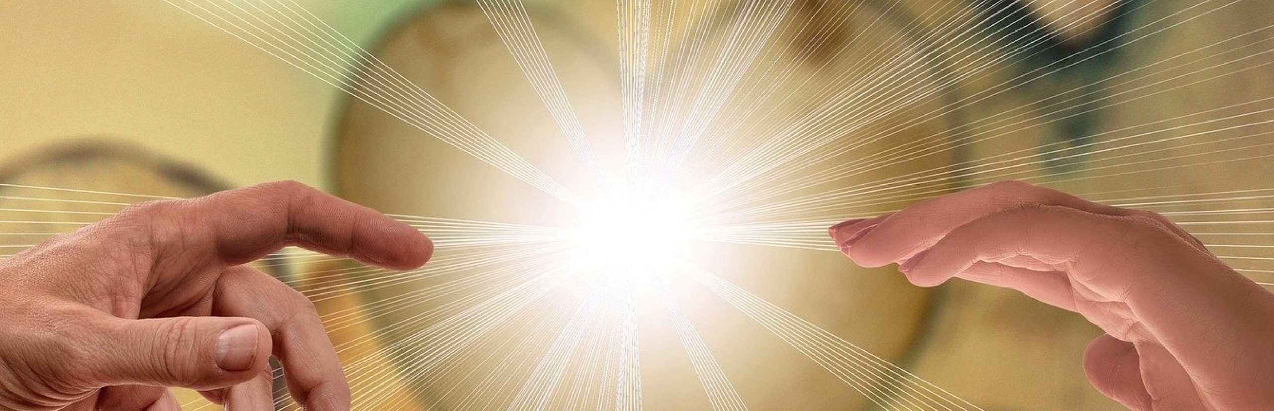 Photo d'un coeur lumineux, avec des mains qui cherchent à le toucher