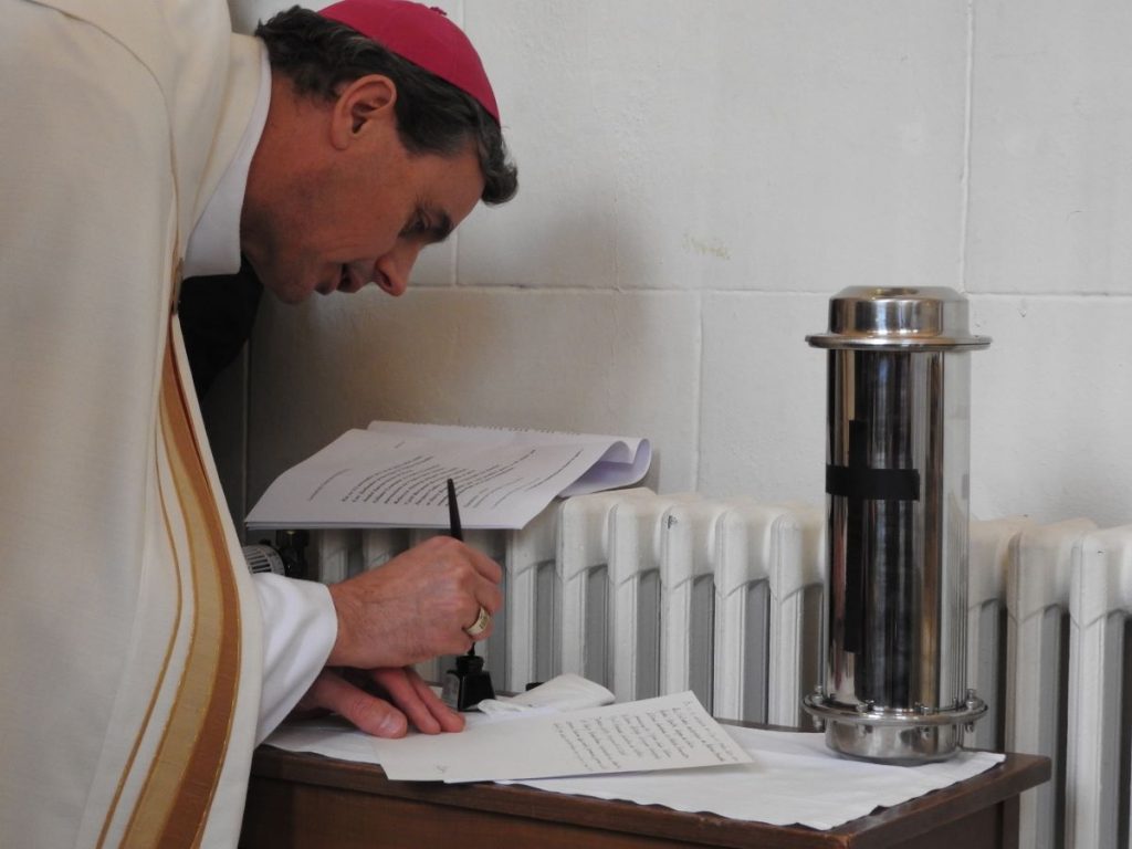 Signature de l'acte de bénédiction de la première pierre