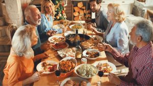 Photo d'un repas convivial, tel que celui partagé dans les fraternités paroissiales missionnaires