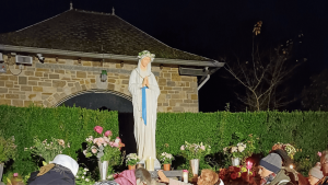 Photo des participants au pèlerinage à Banneux en novembre 2024, près de la Vierge des Pauvres