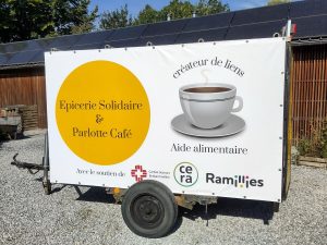 Photo de la remorque de l'épicerie solidaire