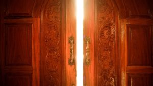 photo d'une porte entre ouverte qui laisse passer la lumière