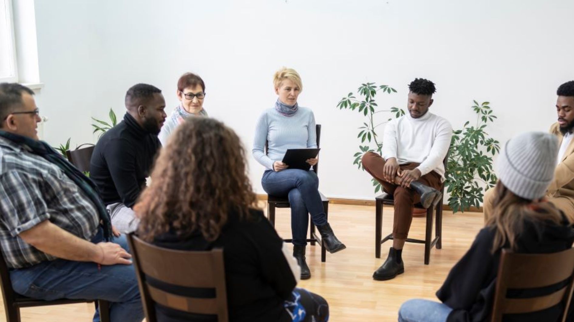 Photo de couples dans un groupe de parole