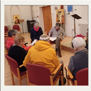 les participants à l'Epiphanie prennent le temps de prier ensemble