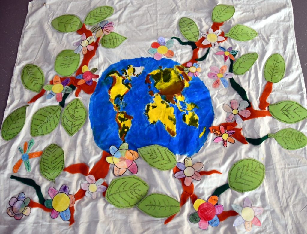 Photo d'une bannière réalisée par des écoliers pour la venue du Pape en 2024.