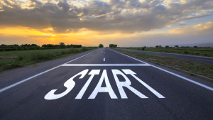 Photo d'un lever de soleil sur un désert, avec un filtre violet, couleur liturgique du carême.