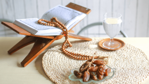 Photo d'un coran, un chapelet et de dates, symboliques de la période de ramadan chez les musulmans.