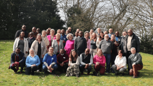 Photo des responsables d'unité pastorale et des animateurs et animatrices pastorales, mars 2025. Le thème de la journée était: Le vicariat du Brabant Wallon à l’école de la synodalité