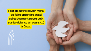 Bannière montrant une colombe en papier tenue par plusieurs mains avec une citation extraite de la déclaration des responsables de cultes et de la laïcité sur le conflit à Gaza