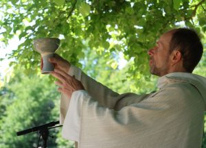 Eric Mattheeus célébrant la messe du week-end laudato si 2025